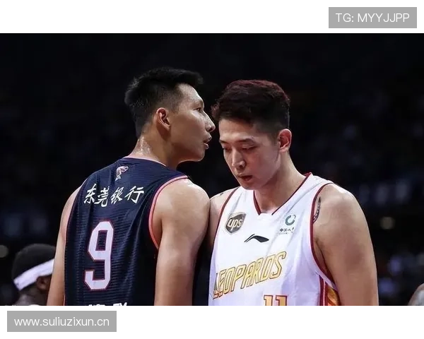 易建联拎着塑料菜篮从跑车下来，隔壁大妈已经开始编故事了